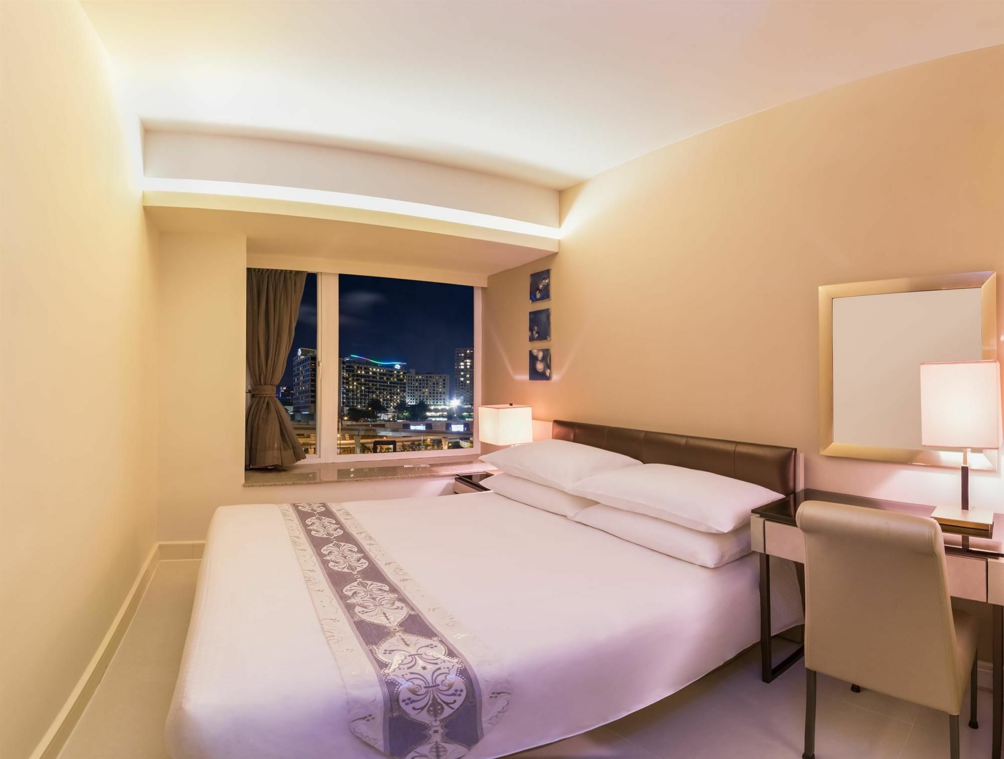Aparthotel Kowloon Harbourfront 4*